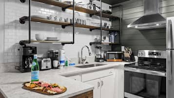 Coffee/tea maker, fridge, microwave, oven