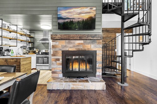 Downtown Gatlinburg~3Bed/3Bath~Walk to Town~Mintues to Anakeesta and The Strip