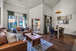 TV, fireplace - Downtown Gatlinburg~3Bed/3Bath~Walk to Town~Mintues to Anakeesta and The Strip (Gatlinburg)