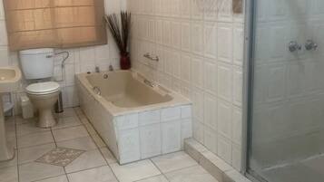Comfort Double or Twin Room, Garden View | Bathroom