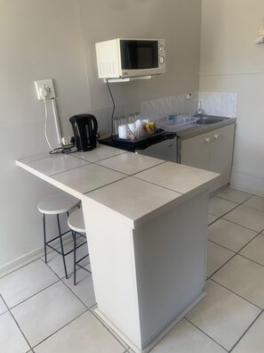 Family Room, Garden View | Private kitchen | Coffee/tea maker, electric kettle - B&B at Bloem (Bloemfontein)