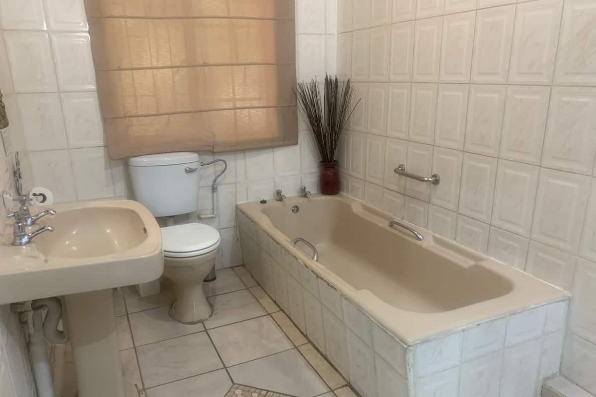 Habitación Confort con 1 cama matrimonial o 2 individuales, vista al jardín | Baño