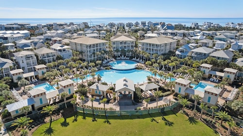 Sandy Cheeks - Stunning 4 Bedroom with 4 bikes & seconds to the Resort Pool!