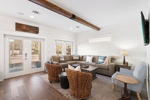 Smart TV - Sandy Cheeks - Stunning 4 Bedroom with 4 bikes & seconds to the Resort Pool! (Panama City Beach)
