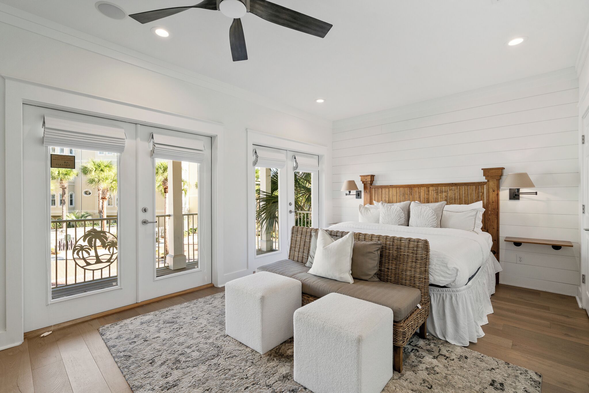 Tabla de planchar con plancha, wifi gratis y ropa de cama 