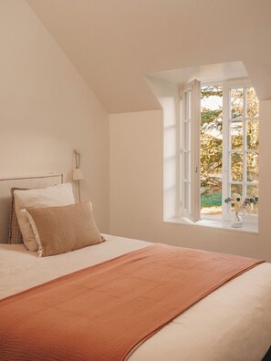 A bedroom with a bed, a window, and a lamp. - Large country house 1h from Paris (Near Giverny) (Saint-Pierre-de-Bailleul)