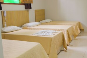 Habitación cuádruple | Escritorio, espacio para trabajar con un portátil, wifi gratis