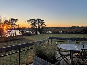 Outdoor dining - The Pond Villa – 700 m from the beach facing the Glénan Islands (Trégunc)
