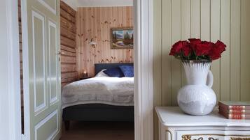 Cottage truyền thống, quang cảnh hồ | Trang trí khác biệt, trang bị nội thất với thiết kế riêng biệt