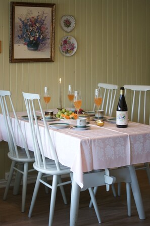 Traditional Cottage, Lake View | Individually decorated, individually furnished, free cribs/infant beds - Bolkesjø Gaard (Notodden)