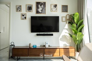 Apartment - Modern 1BR Stunning Lake View Business Bay (Dubai)
