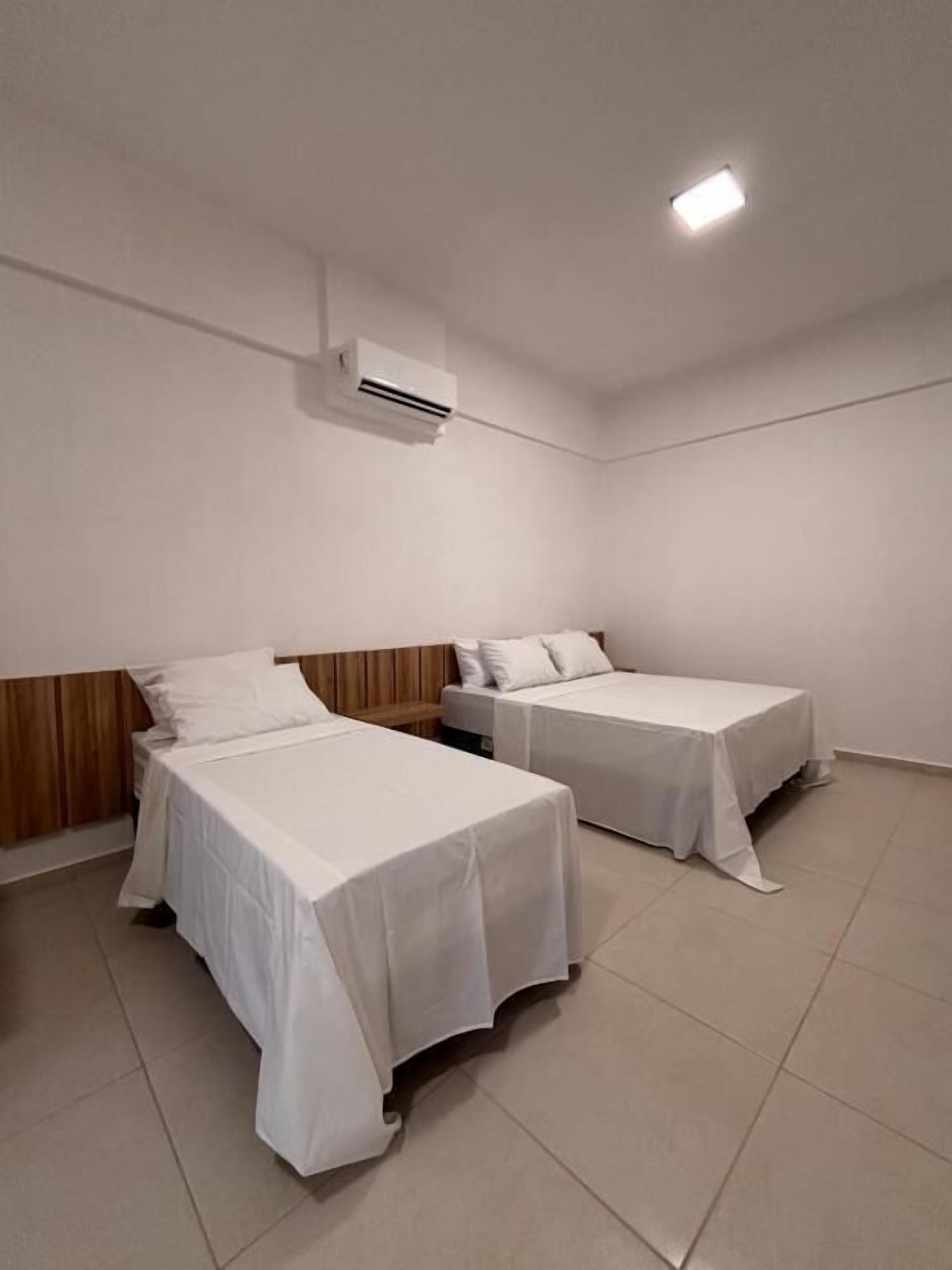 مكتب ومساحة عمل للكمبيوتر المحمول ومكواة/لوح كي