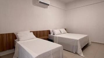 مكتب ومساحة عمل للكمبيوتر المحمول ومكواة/لوح كي