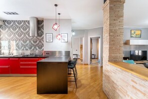Réfrigérateur, four à micro-ondes, un four, surface de cuisson