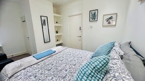 Iron/ironing board, free WiFi, bed sheets - HOME AWAY PENTHOUSE LONDON (London)