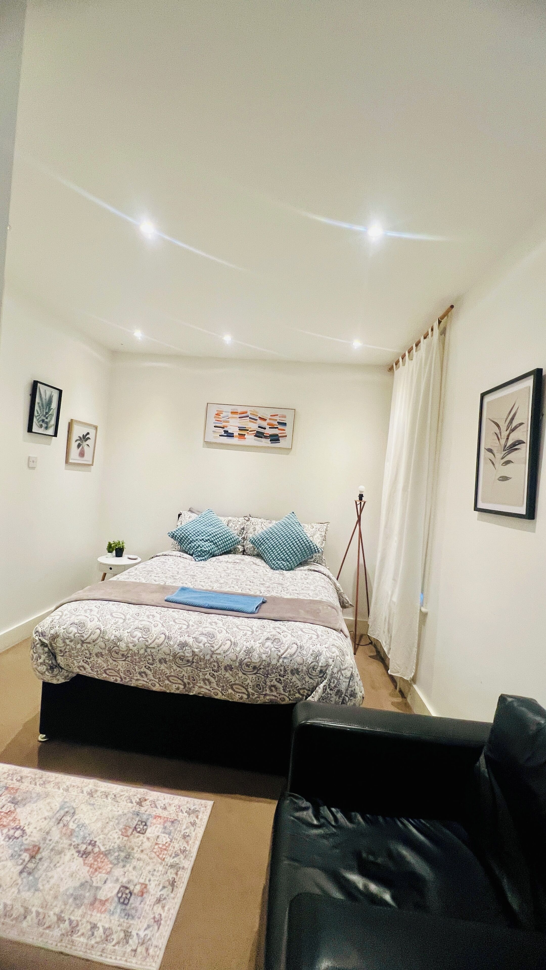 Iron/ironing board, free WiFi, bed sheets