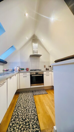 Microwave, oven, stovetop, dishwasher - HOME AWAY PENTHOUSE LONDON (London)