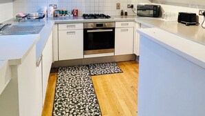Mikrobølgeovn, ovn, kokeplater og oppvaskmaskin