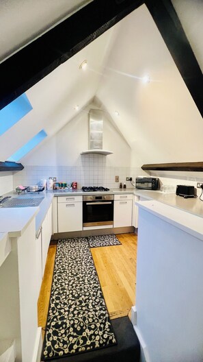 Microwave, oven, stovetop, dishwasher - HOME AWAY PENTHOUSE LONDON (London)