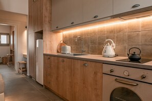 Fridge, microwave, stovetop, electric kettle - Santorini Seaside Villa Retreat (Santorini)