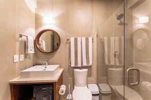 Douche, séchoir à cheveux, serviettes fournies