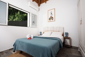 Tabla de planchar con plancha, wifi y ropa de cama 