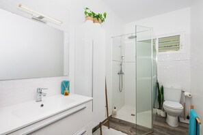 Shower, hair dryer, towels, toilet paper - La Kaz Zen- Cosy house with garden (Les Abymes)