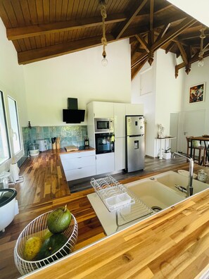 Private kitchen - La Kaz Zen- Cosy house with garden (Les Abymes)