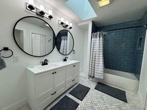 Shower, hair dryer, towels, soap - Modern South Tampa Retreat steps off Bayshore blvd, the bay is a minute away (Tampa)