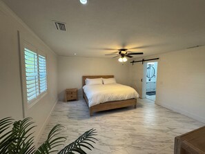3 bedrooms, iron/ironing board, free WiFi, bed sheets - Modern South Tampa Retreat steps off Bayshore blvd, the bay is a minute away (Tampa)