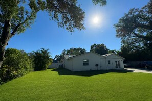 Exterior - Modern South Tampa Retreat steps off Bayshore blvd, the bay is a minute away (Tampa)