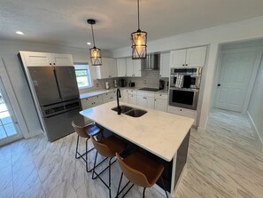Microwave, oven, stovetop, dishwasher - Modern South Tampa Retreat steps off Bayshore blvd, the bay is a minute away (Tampa)