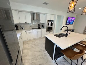 Microwave, oven, stovetop, dishwasher - Modern South Tampa Retreat steps off Bayshore blvd, the bay is a minute away (Tampa)