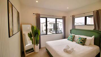 4 bedrooms, iron/ironing board, internet, bed sheets