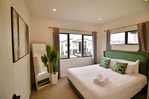 4 habitaciones, tabla de planchar con plancha, internet y ropa de cama 