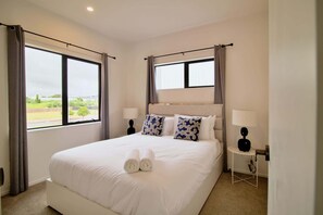 4 bedrooms, iron/ironing board, Internet, bed sheets