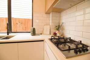 Een koelkast, een microgolfoven, een oven, een vaatwasser