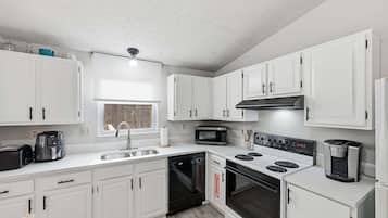 House, 3 Bedrooms | Private kitchen | Fridge, oven, coffee/tea maker, electric kettle