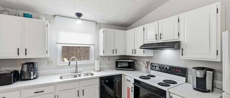 House, 3 Bedrooms | Private kitchen