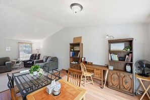 Maison, 3 chambres | Coin séjour