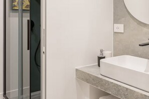 Dusche, Haartrockner, Bidet, Handtücher