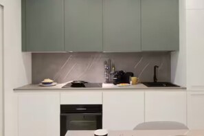 Réfrigérateur, four, lave-vaisselle, cafetière/bouilloire
