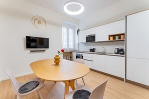 Fridge, microwave, oven, stovetop - La Margherita, Comfort Few Steps from San Giovanni (Roma)