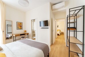 3 bedrooms, desk, iron/ironing board, travel cot - La Margherita, Comfort Few Steps from San Giovanni (Roma)