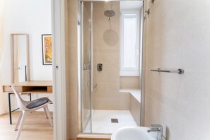 Een douche, milieuvriendelijke toiletartikelen, een haardroger