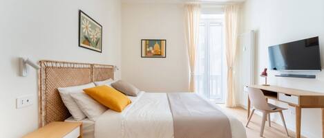 3 bedrooms, desk, iron/ironing board, travel crib