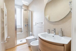 Shower, eco-friendly toiletries, hair dryer, bidet - La Margherita, Comfort Few Steps from San Giovanni (Roma)