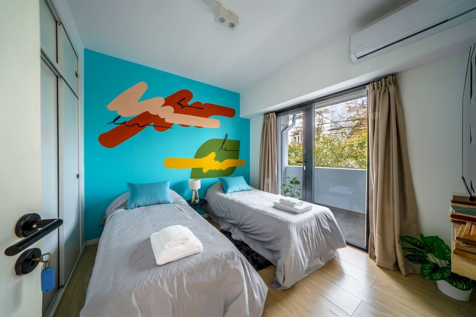 Tabla de planchar con plancha, wifi y ropa de cama 