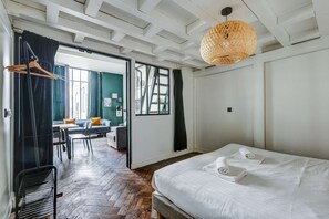Desk, iron/ironing board, WiFi, bed sheets - AN IDEAL BLEND OF COMFORT, PARISIAN CHARM-JUST STEPS FROM PLACE DE LA RÉPUBLIQUE (Paris)