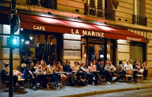 Outdoor dining - AN IDEAL BLEND OF COMFORT, PARISIAN CHARM-JUST STEPS FROM PLACE DE LA RÉPUBLIQUE (Paris)